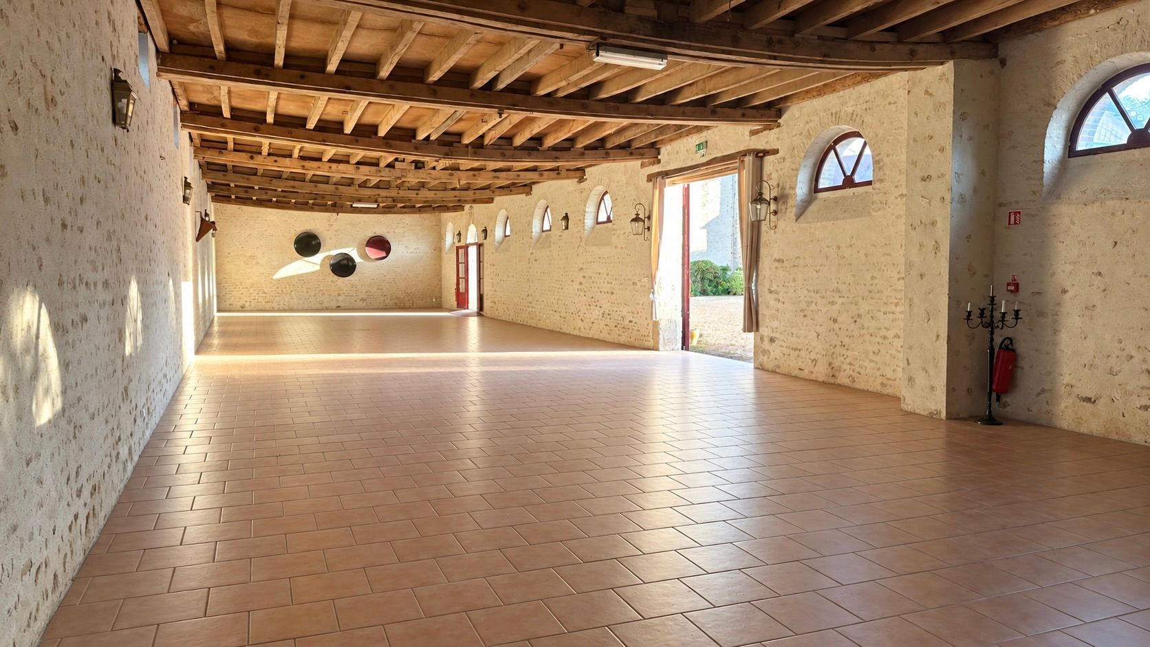 L’intérieur lumineux de La Plume, salle vide sous ses poutres apparentes