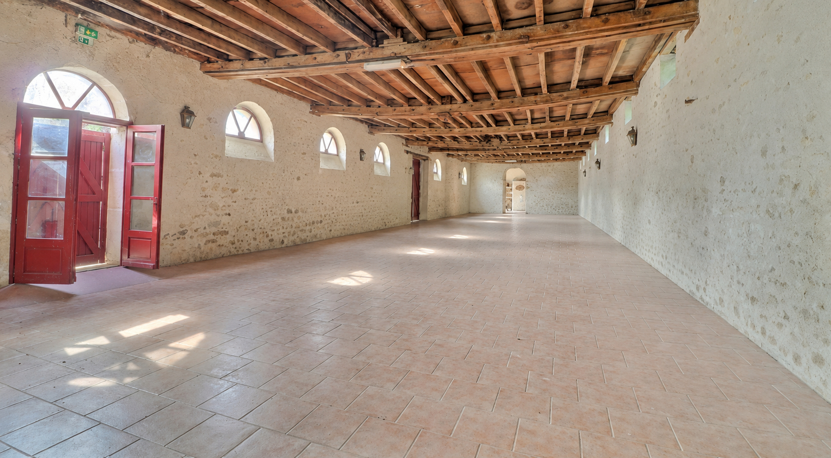 L'intérieur de La Plume, salle de 230 m² dressée pour un repas